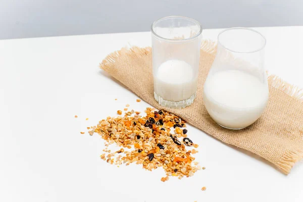 Een glas melk met brood en granen — Stockfoto