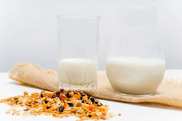 Bir bardak süt ile ekmek ve tahıllar — Stok fotoğraf