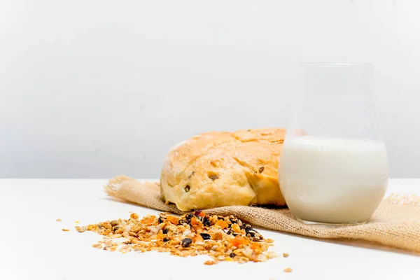 一杯有面包和谷物的牛奶 — 图库照片