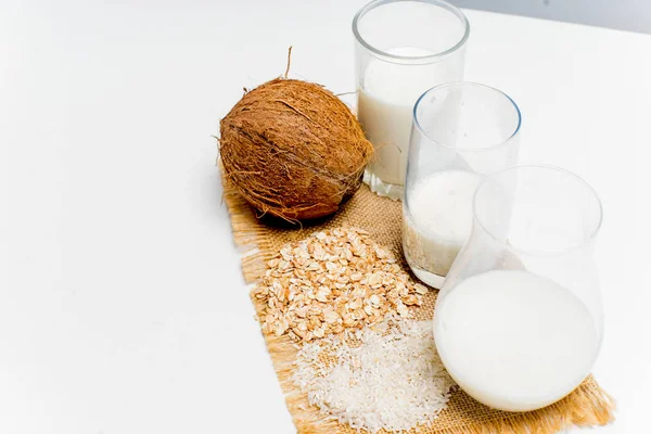 Un vaso de leche con pan y granos — Foto de Stock