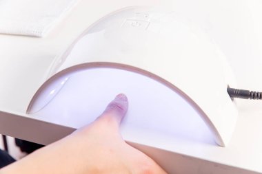 kadın profesyonel manikür yordamı bir güzellik salonu olmaya başladı