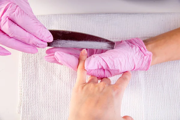 Procedimiento de manicura profesional en un salón de belleza —  Fotos de Stock