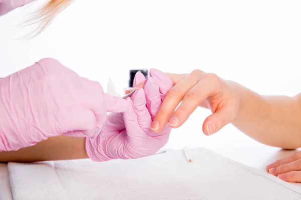 Procedimiento de manicura profesional en un salón de belleza —  Fotos de Stock