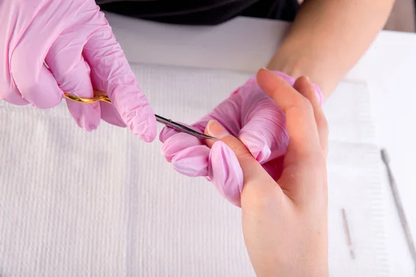 Procedimiento de manicura profesional en un salón de belleza —  Fotos de Stock