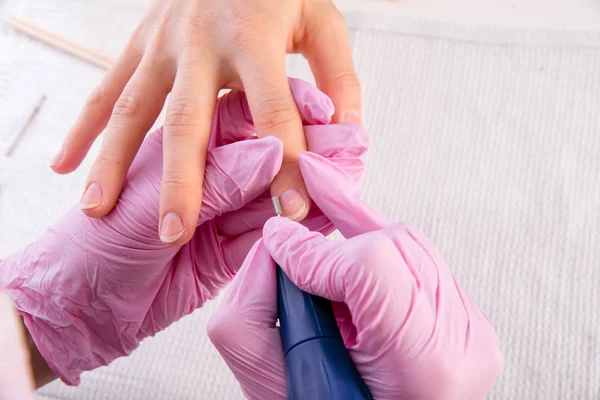 Procedimiento de manicura profesional en un salón de belleza —  Fotos de Stock