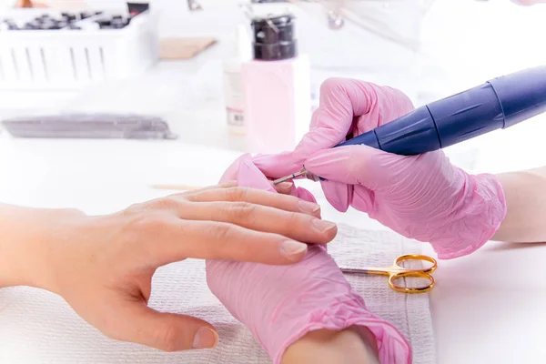 Procedimiento de manicura profesional en un salón de belleza —  Fotos de Stock