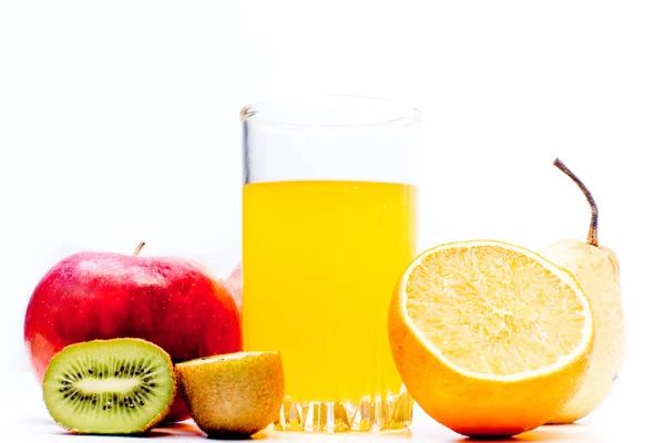 Diferentes frutas y jugos o batidos en un vaso — Foto de Stock