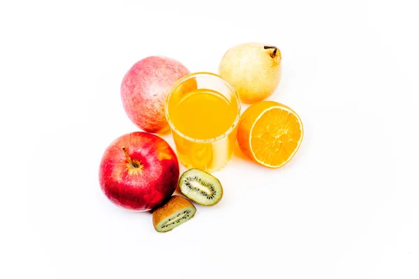 Diferentes frutas y jugos o batidos en un vaso — Foto de Stock