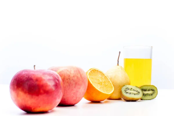 Diferentes frutas y jugos o batidos en un vaso — Foto de Stock