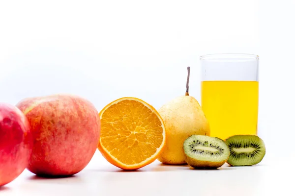 Diferentes frutas y jugos o batidos en un vaso — Foto de Stock