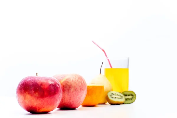 Diferentes frutas y jugos o batidos en un vaso — Foto de Stock