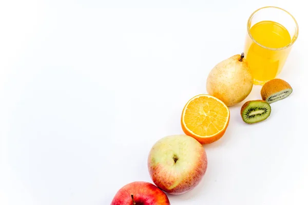 Diferentes frutas y jugos o batidos en un vaso — Foto de Stock