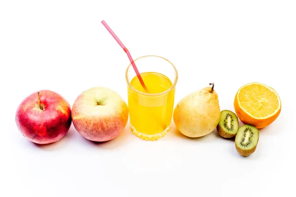 Різні фрукти і сік або смузі в склянці — стокове фото