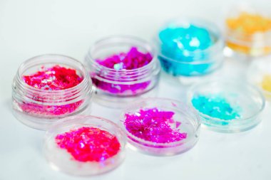 bir tabloda manikür için farklı şeyler