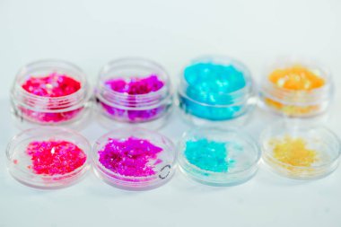 bir tabloda manikür için farklı şeyler