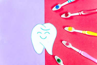 diş fırçası ve diş macunu renkli arka plan üzerinde