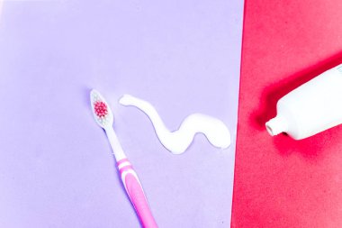 diş fırçası ve diş macunu renkli arka plan üzerinde