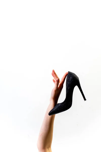 女性の手持ち株ファッショナブルなハイヒールの靴 — ストック写真