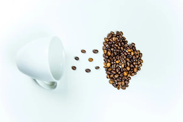 Composición de granos de café sobre un fondo blanco — Foto de Stock