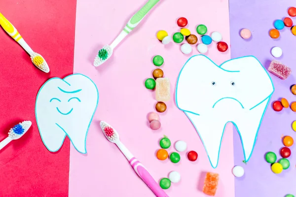 Cepillos de dientes y una pasta de dientes sobre un fondo colorido — Foto de Stock