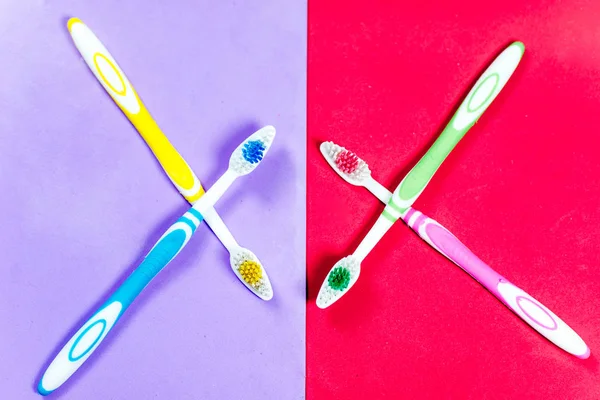 Zahnbürsten und Zahnpasta auf buntem Hintergrund — Stockfoto