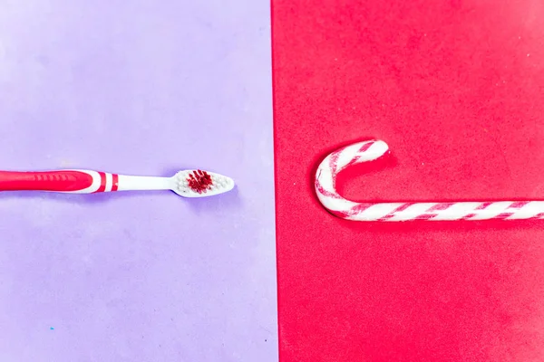 Diş fırçası ve diş macunu renkli arka plan üzerinde — Stok fotoğraf