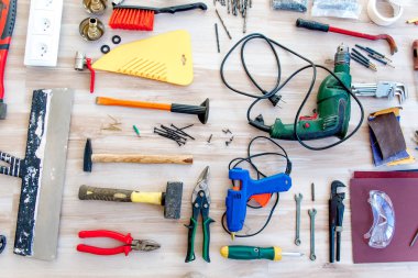 bir grup inşaat araçları veya aletleri