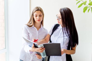 bir ofiste dedikodu söylemek iki iş kadınları