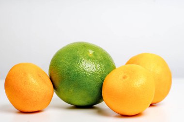 Beyaz bir arka plan üzerinde meyve yapılmış yaratıcı düzeni