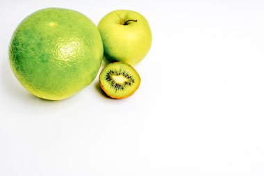 Beyaz bir arka plan üzerinde meyve yapılmış yaratıcı düzeni