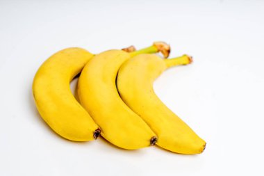 Beyaz bir arka plan üzerinde meyve yapılmış yaratıcı düzeni