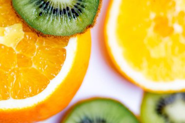 Beyaz bir arka plan üzerinde meyve yapılmış yaratıcı düzeni