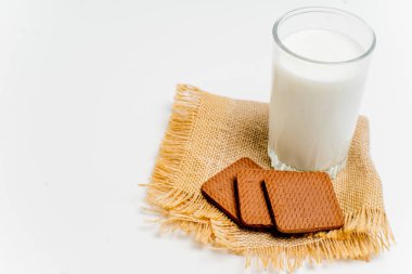 bir bardak süt ile ekmek ve tahıl beyaz bir arka plan üzerinde