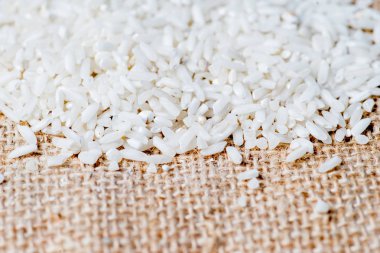 çeşitli hububat ve kabuğu çıkarılmış tane bir tablo