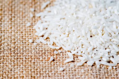 çeşitli hububat ve kabuğu çıkarılmış tane bir tablo