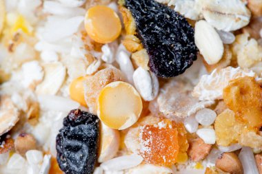 çeşitli hububat ve kabuğu çıkarılmış tane bir tablo