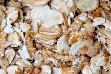 çeşitli hububat ve kabuğu çıkarılmış tane bir tablo