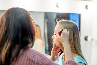 Genç kız çalışma profesyonel makyaj sanatçısı