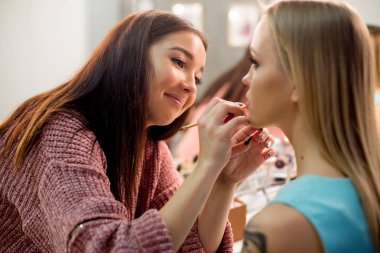 Genç kız çalışma profesyonel makyaj sanatçısı