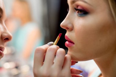 Genç kız çalışma profesyonel makyaj sanatçısı