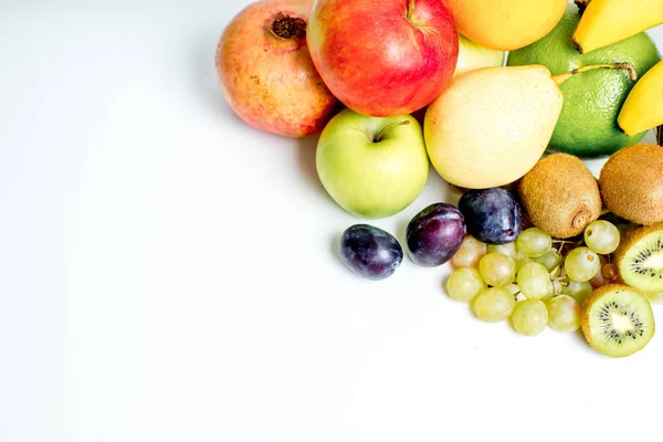 Diseño creativo hecho de frutas sobre un fondo blanco — Foto de Stock