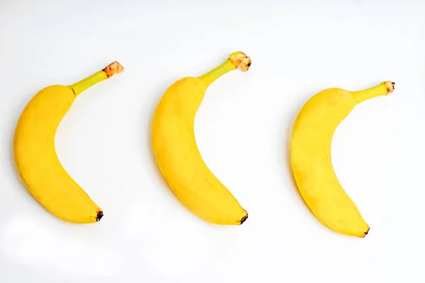 Diseño creativo hecho de frutas sobre un fondo blanco — Foto de Stock