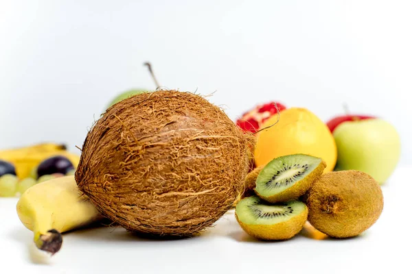 Diseño creativo hecho de frutas sobre un fondo blanco — Foto de Stock