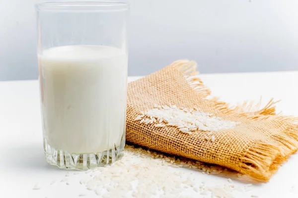 Szklankę mleka z chleba i ziarna — Zdjęcie stockowe