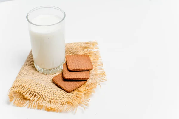 Un vaso de leche con pan y granos — Foto de Stock