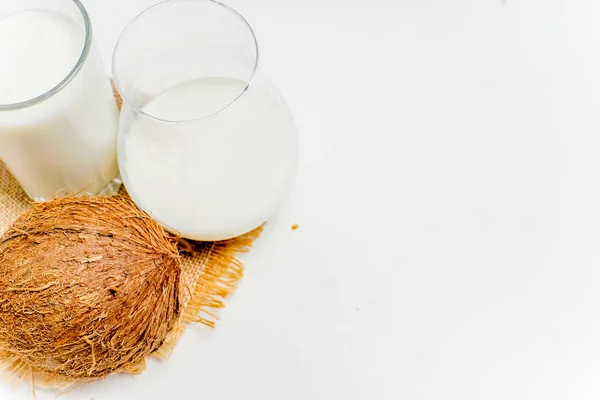 Un vaso de leche con pan y granos — Foto de Stock