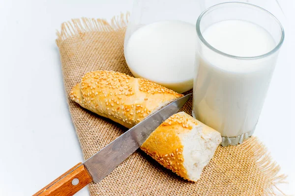 Ένα ποτήρι γάλα με ψωμί και δημητριακά — Φωτογραφία Αρχείου