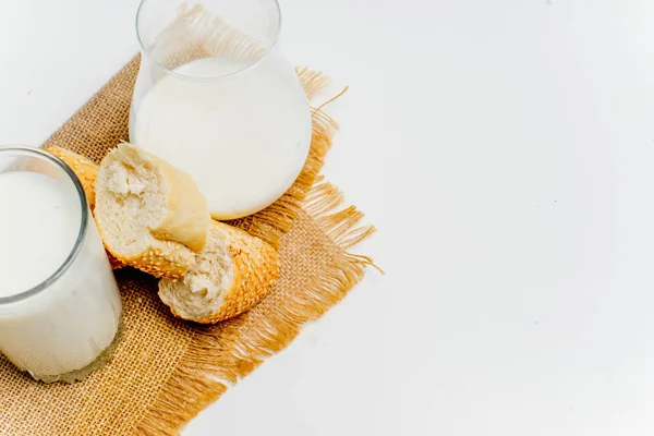 Ett glas mjölk med bröd och spannmål — Stockfoto