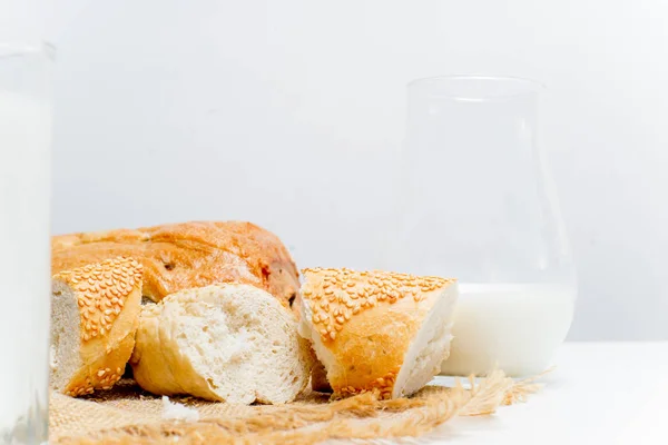 Een glas melk met brood en granen — Stockfoto