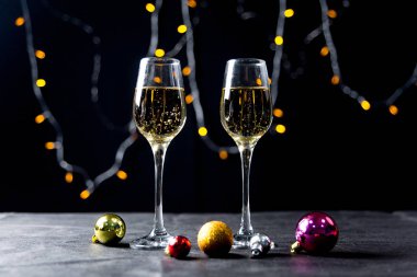 bir tabloda bir çelenk ile iki ayaklı büyük kadehler